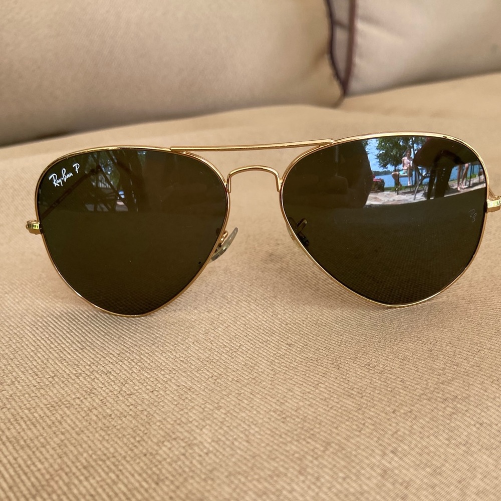 Gold aviator Ray Ban.
